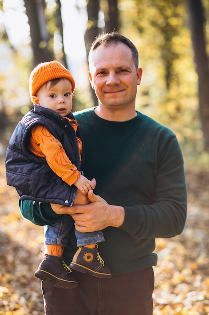 Gratis foto jonge vader met zoontje in park