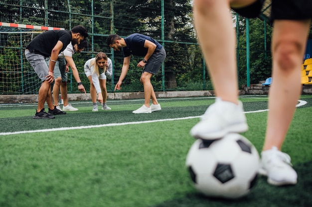 Gratis foto jonge voetballers met bal in actie buitenshuis