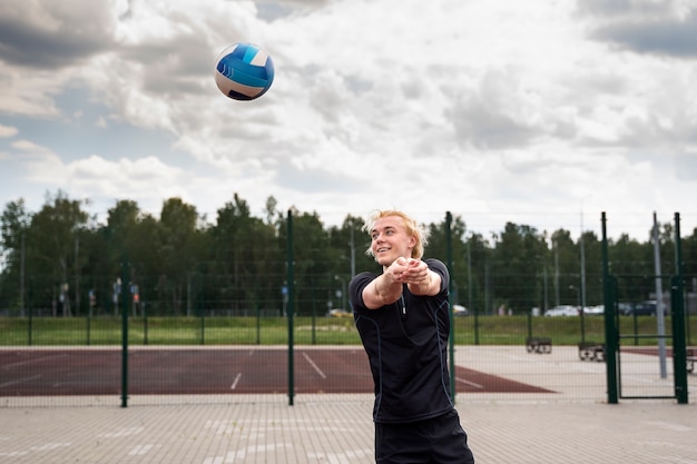 Gratis foto jonge volleybal man speler in de rechtbank