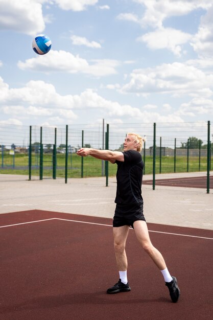 Jonge volleybal man speler in de rechtbank