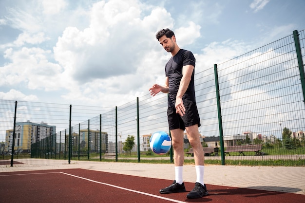 Jonge volleybal man speler in de rechtbank