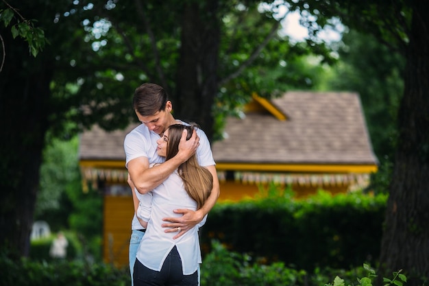 Jonge volwassen brunette man en vrouw in het park