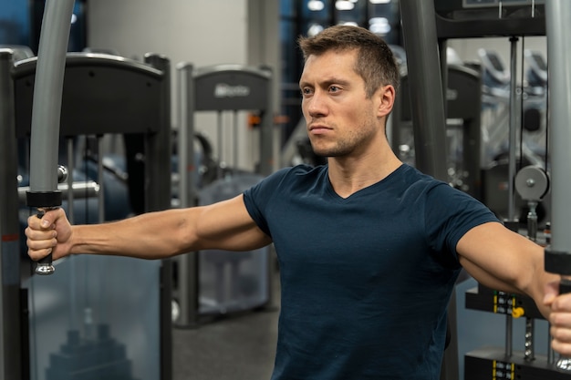 Gratis foto jonge volwassene die binnensport doet in de sportschool