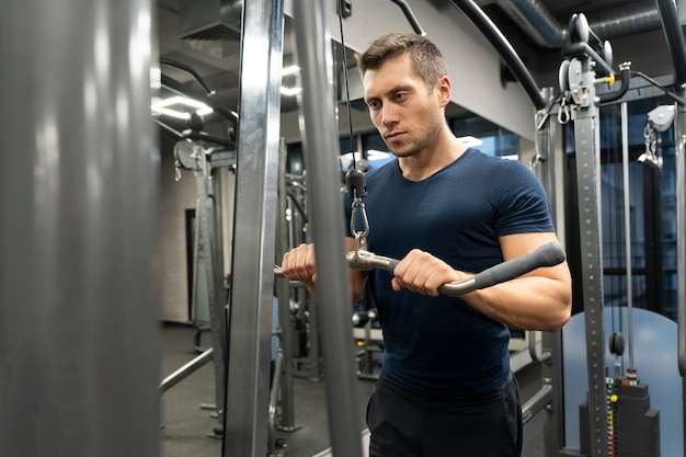 Jonge volwassene die binnensport doet in de sportschool