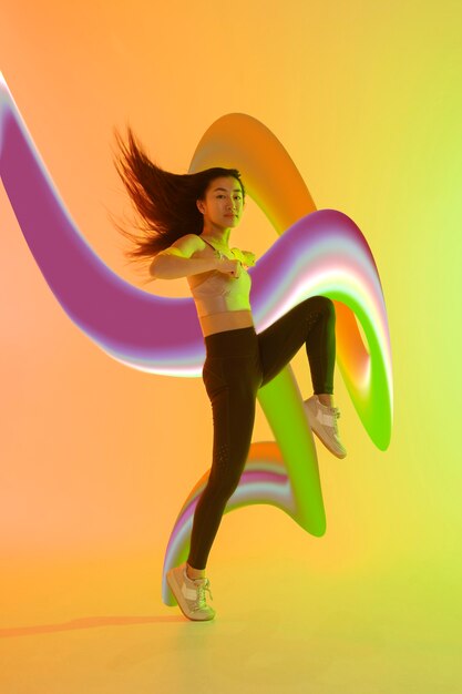Jonge volwassene die choreografie van moderne dans uitvoert
