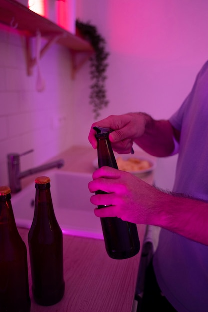 Jonge volwassene die drankjes bereidt voor bierpong