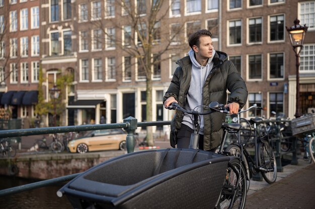 Jonge volwassene die duurzame mobiliteit gebruikt