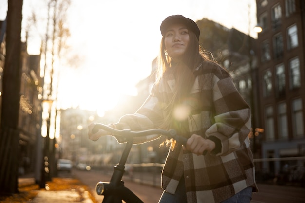 Gratis foto jonge volwassene die duurzame mobiliteit gebruikt