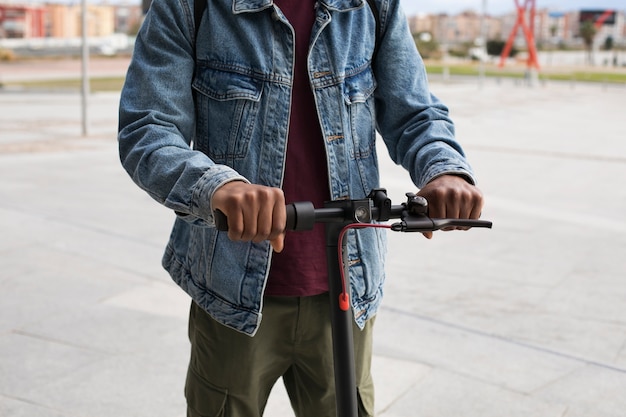 Jonge volwassene die elektrische scooter gebruikt voor transport
