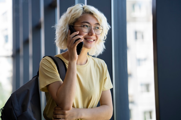 Jonge volwassene die haar mobiele telefoon gebruikt