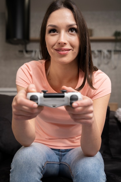 Jonge volwassene geniet van het spelen van videogames Gratis Foto