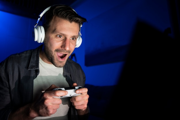 Jonge volwassene geniet van het spelen van videogames