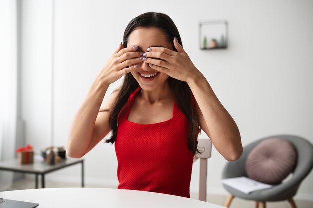 Jonge volwassene geniet van virtuele date