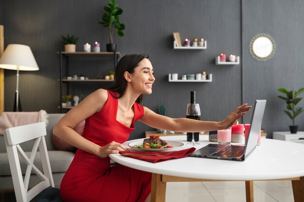 Jonge volwassene geniet van virtuele date