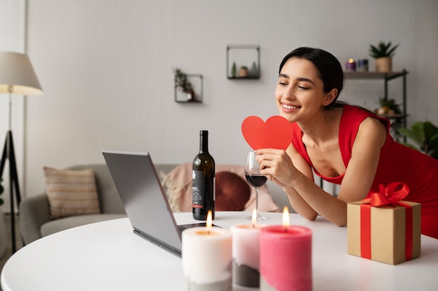 Jonge volwassene geniet van virtuele date