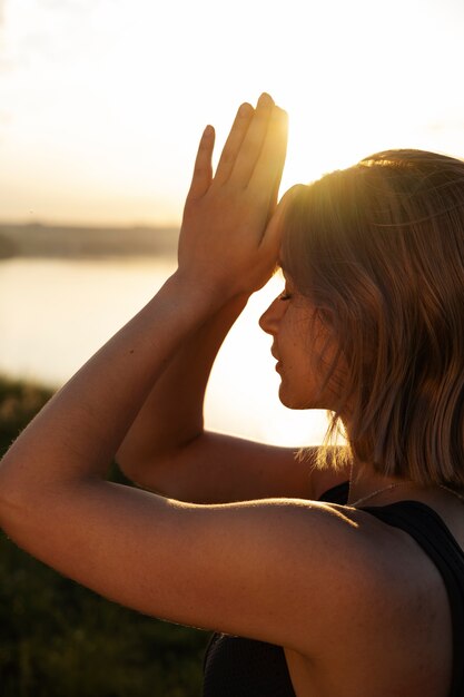 Jonge volwassene genieten van yoga in de natuur