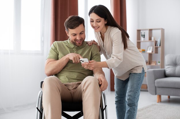 Jonge volwassene helpt gehandicapte vriend