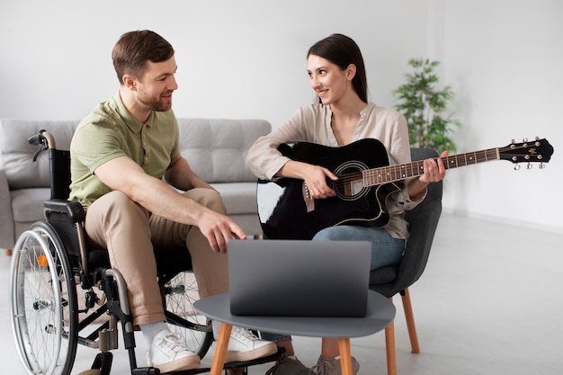 Jonge volwassene helpt gehandicapte vriend