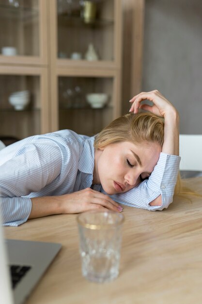 Jonge volwassene slaapt tijdens het lezen