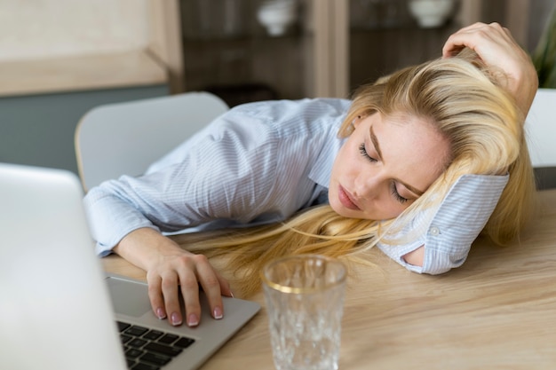 Gratis foto jonge volwassene slaapt tijdens het lezen