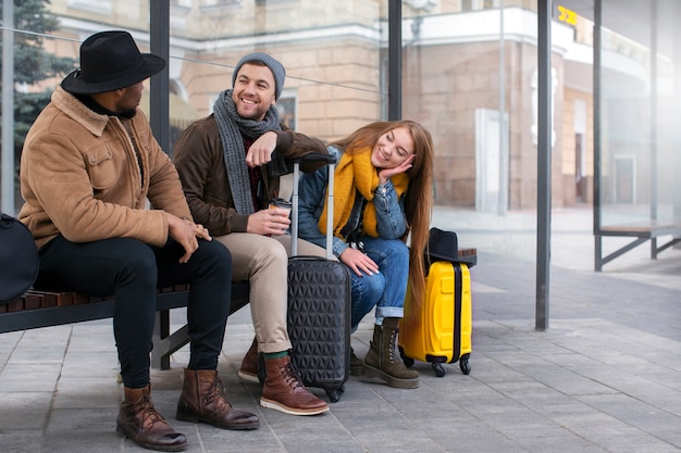 Gratis foto jonge volwassenen die in de winter reizen