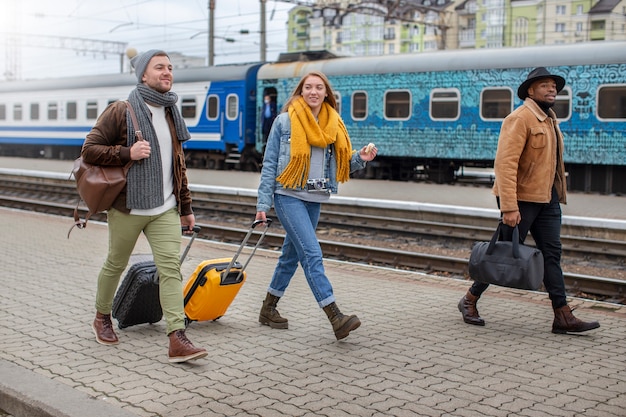 Jonge volwassenen die in de winter reizen