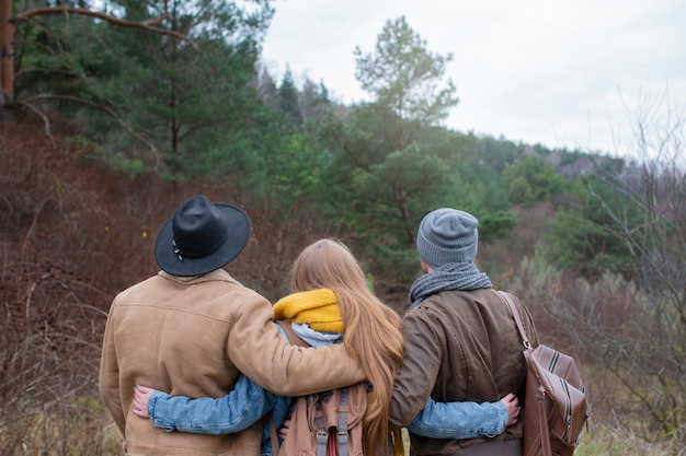 Gratis foto jonge volwassenen die in de winter reizen