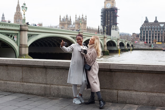 Gratis foto jonge volwassenen die in londen reizen