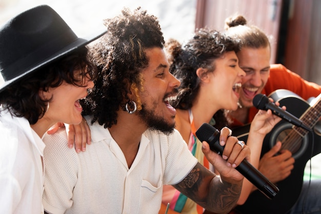 Jonge volwassenen die plezier hebben bij open mic