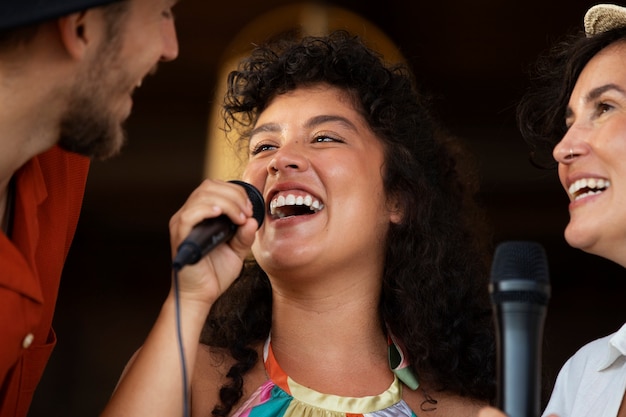 Gratis foto jonge volwassenen die plezier hebben bij open mic