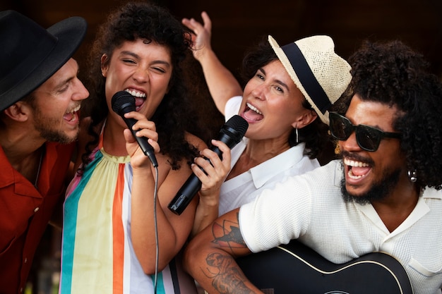 Jonge volwassenen die plezier hebben bij open mic