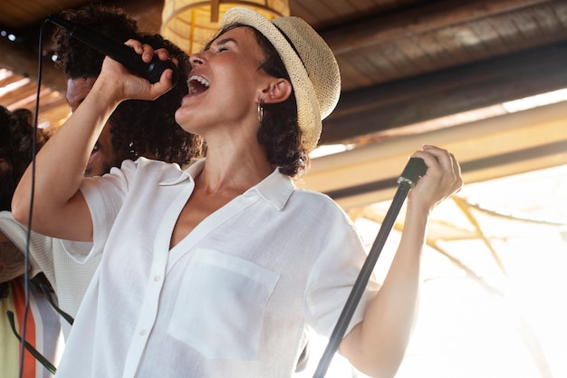 Jonge volwassenen die plezier hebben bij open mic