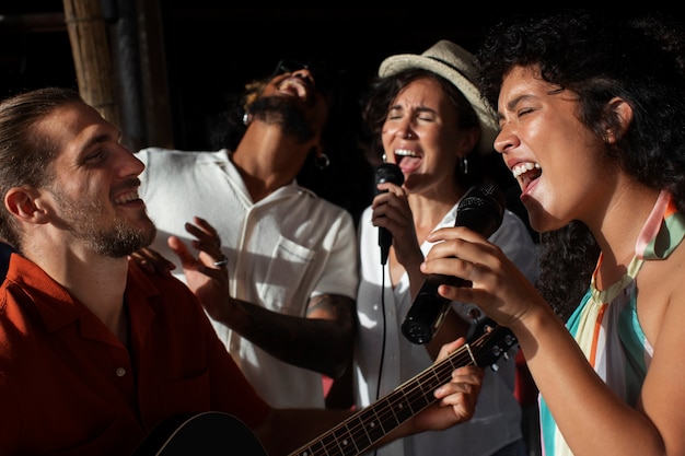 Gratis foto jonge volwassenen die plezier hebben bij open mic