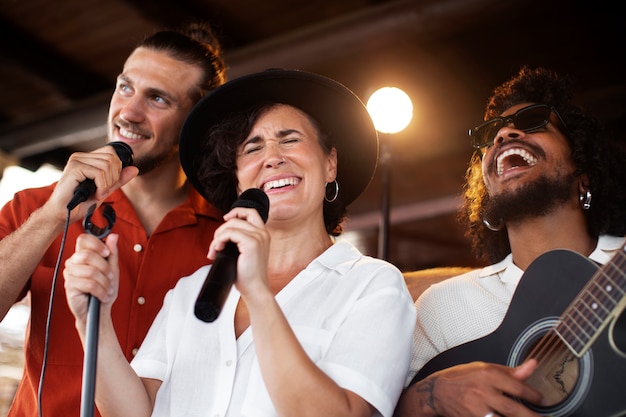 Jonge volwassenen die plezier hebben bij open mic