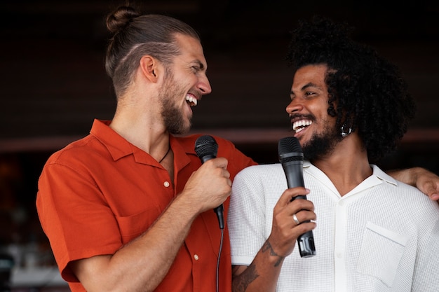 Jonge volwassenen die plezier hebben bij open mic