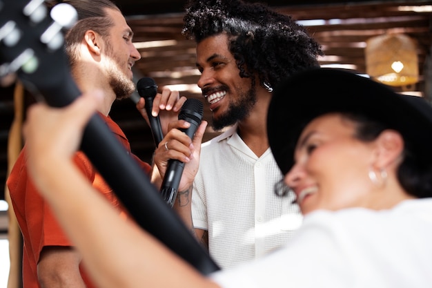 Gratis foto jonge volwassenen die plezier hebben bij open mic