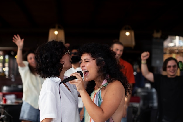 Jonge volwassenen die plezier hebben bij open mic