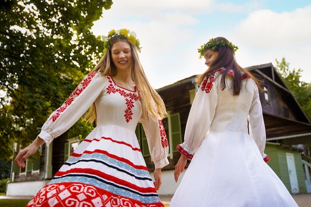 Jonge volwassenen die plezier hebben tijdens volksdansen