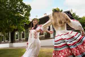 Gratis foto jonge volwassenen die plezier hebben tijdens volksdansen