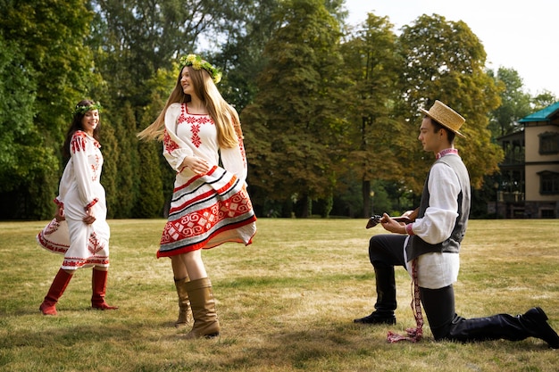 Gratis foto jonge volwassenen die plezier hebben tijdens volksdansen