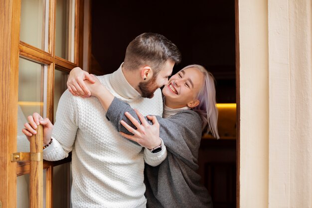 Gratis foto jonge volwassenen die samen plezier hebben