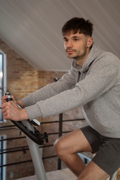 Gratis foto jonge volwassenen die thuis sporten