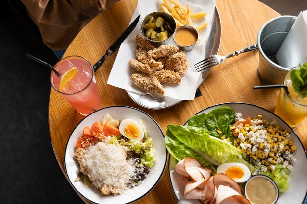 Jonge volwassenen genieten van eten