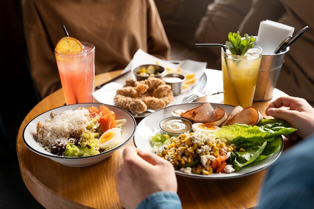 Jonge volwassenen genieten van eten