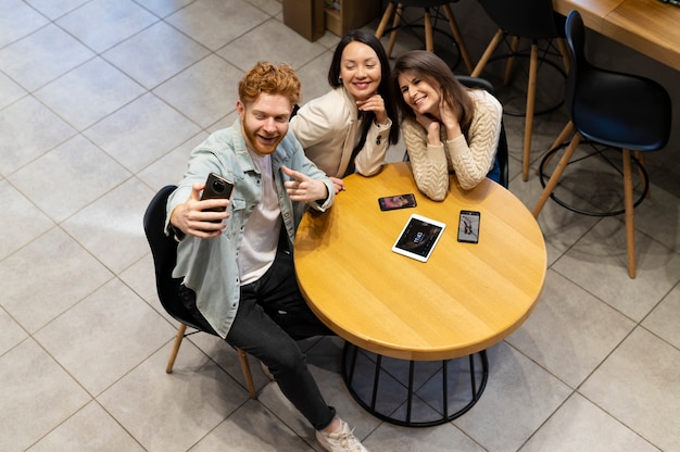 Gratis foto jonge volwassenen met een verslaving aan sociale media