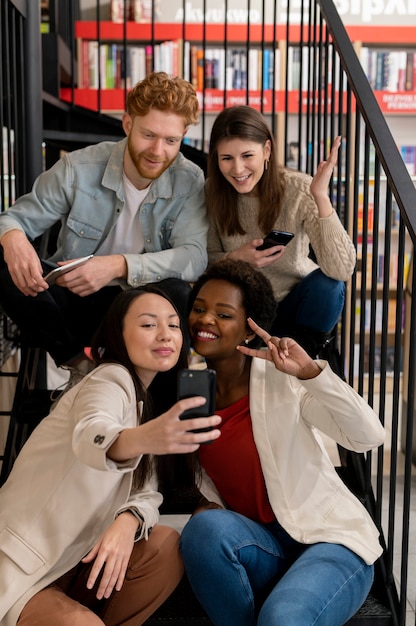 Gratis foto jonge volwassenen met een verslaving aan sociale media