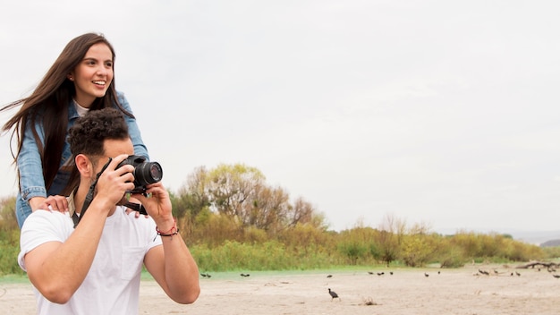 Jonge vrienden die foto's van de natuur