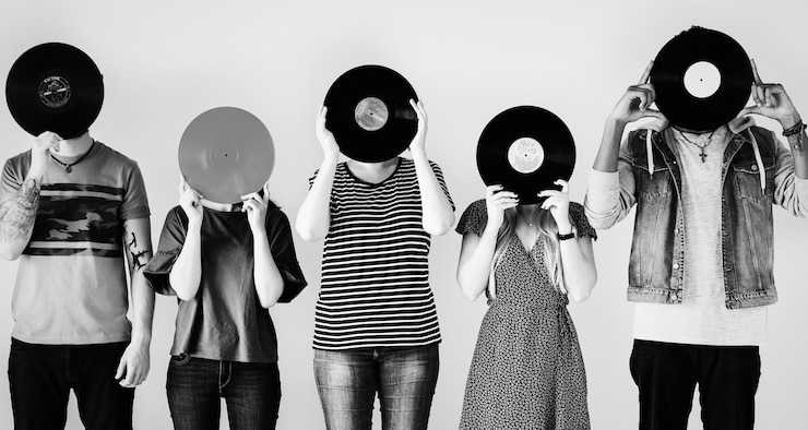 Gratis Foto jonge vrienden die hun gezicht bedekken met vinyl