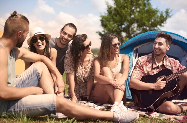 Jonge vrienden die plezier hebben in het kamp