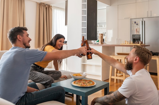 Gratis foto jonge vrienden die samen aan het eten zijn